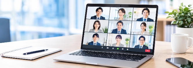 ノートパソコンでZoomウェビナーに参加するイメージ